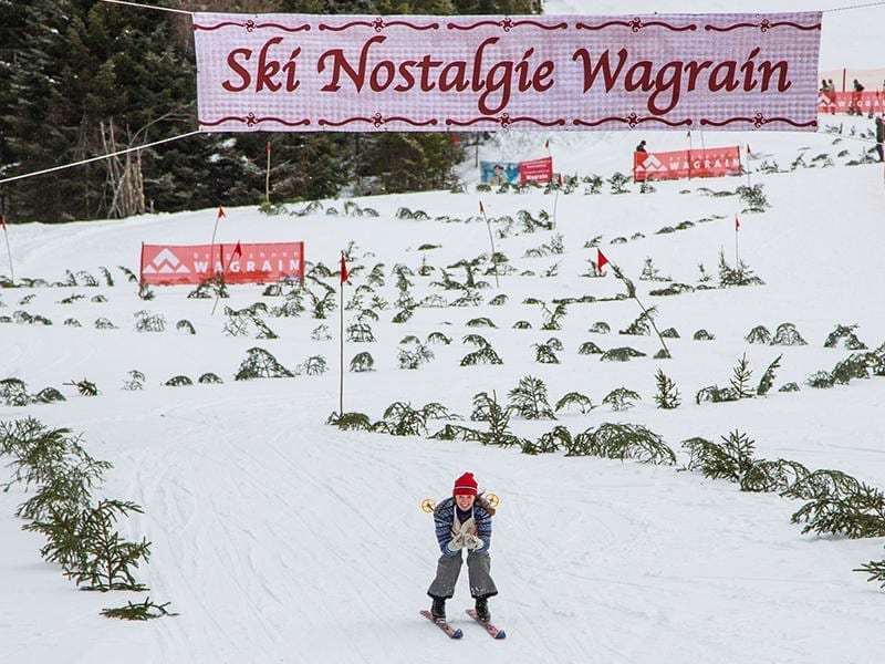 Skifahrer mit alter Ausrüstung