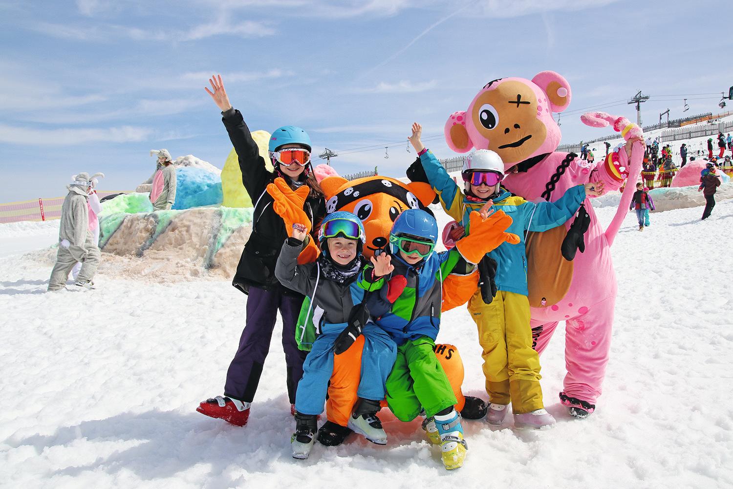 Kinder feiern Fasching im Schnee