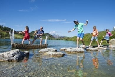 familienurlaub-wagrainerhof-spielende-kinder-am-wasser